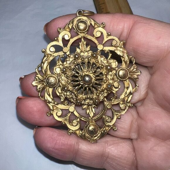 Vintage Gold Tone Baroque Style Pendant (no chain) - Picture 6 of 7